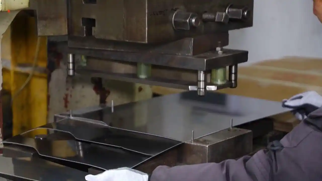 Automated stamping machine in BBQ tool production (2)